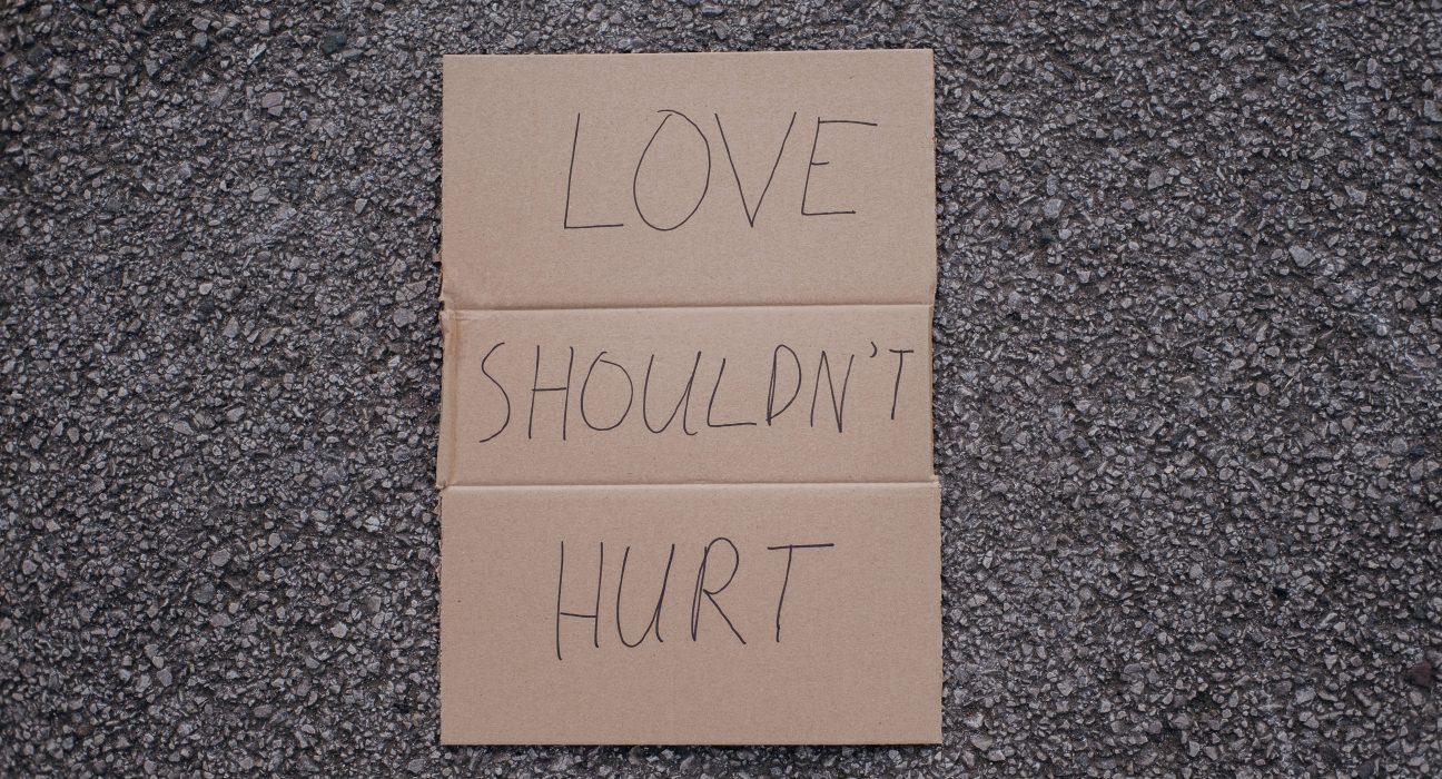 Narcissistic abuse warning that reads "Love shouldn't hurt"