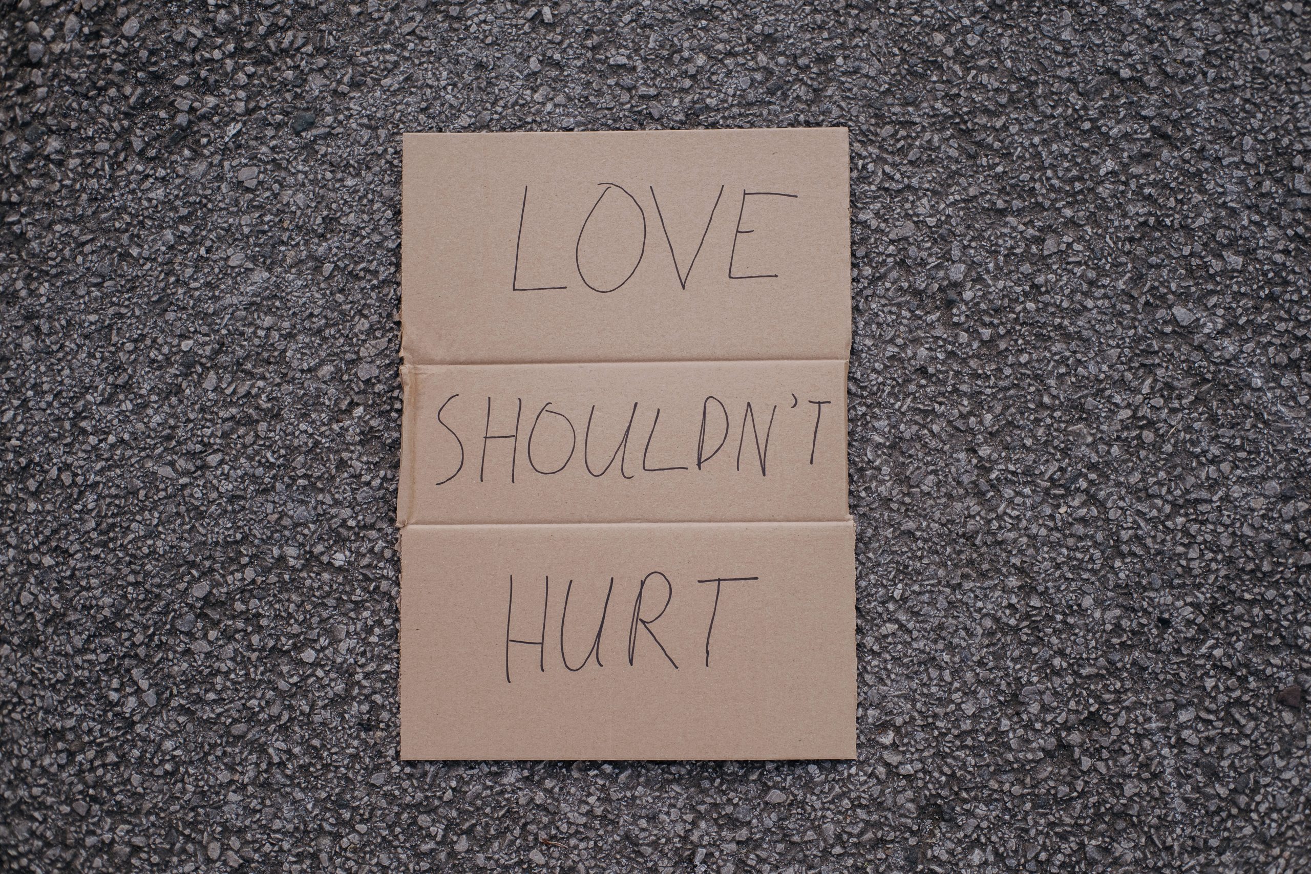 Narcissistic abuse warning that reads "Love shouldn't hurt"