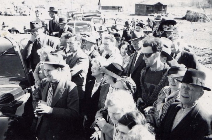 Old photo from the 1950's showing the Reddit time traveller dressed in modern day clothes.